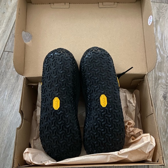 New in box- Women’s Black Merrell Vapor 6 - Picture 4 of 4
